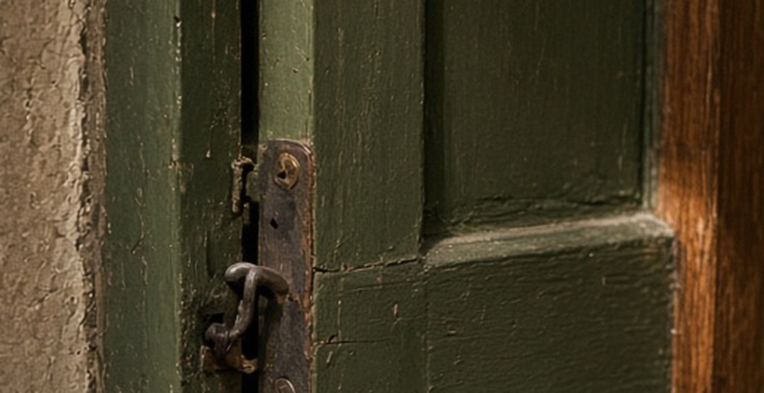 An external doorway marker beyond the table edge